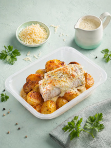 Треска запеченная в сливочном соусе с сыром и печеным картофелем