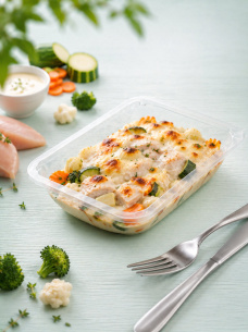 Запеканка овощная с курицей и соусом бешамель